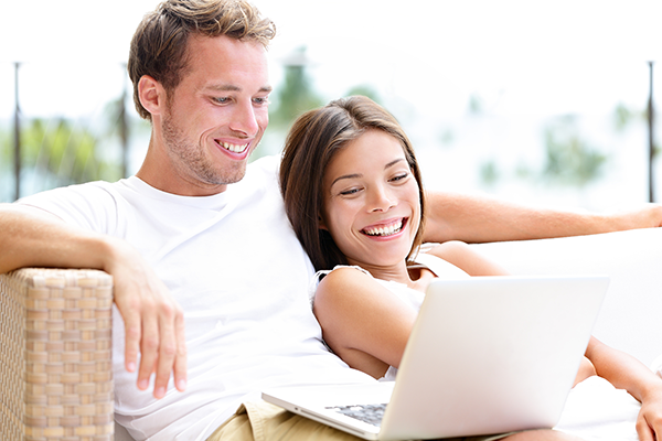 Couple-with-laptop